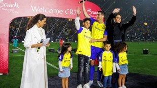 Cristiano Ronaldo mit Georgina und den Kindern bei der Präsentation in Saudi-Arabien (Bild: APA/AFP/Al Nassr Football Club/Jorge Ferrari)