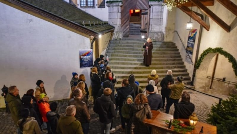 Festungs-Guide Maria Bachmann führt die rund 40 Besucher der Lichtershow durch die Stationen (Bild: Hubert Berger)