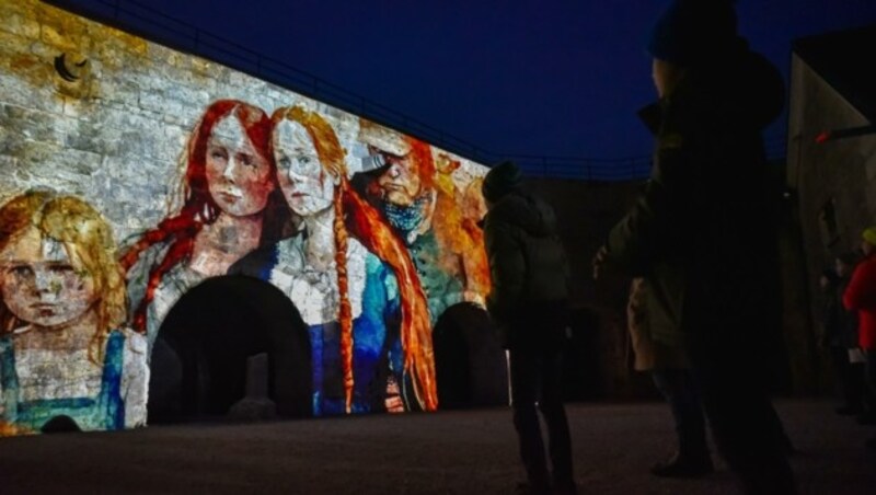 Die wahre Geschichte von Liebe und selbstgewähltem Tod der schönen Kufsteinerin Friederike Ascher wird eindringlich bei der „Caroli-Bastion“ audiovisuell erzählt. (Bild: Hubert Berger)