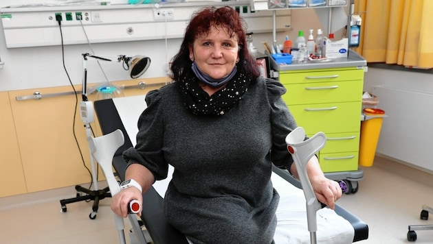 Seit sechs Jahren „Stammgast“ und wöchentlicher Sonnenschein der Ambulanz: die 62-jährige Schmerzpatientin Erika Zadl. (Bild: Christian Jauschowetz)