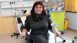 Seit sechs Jahren „Stammgast“ und wöchentlicher Sonnenschein der Ambulanz: die 62-jährige Schmerzpatientin Erika Zadl. (Bild: Christian Jauschowetz)