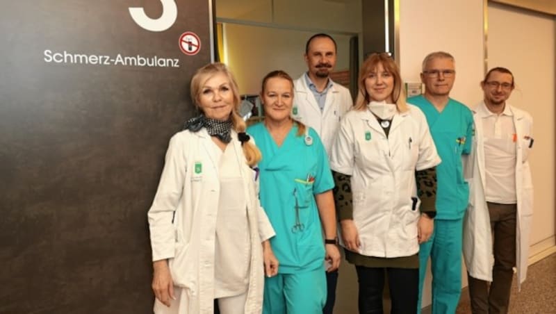 Das großartige Schmerz-Team des LKH Hochsteiermark (Standort Bruck): Dr. Elisabeth Sackl-Pietsch, „Pain Nurse“ Birgit Heiss, Primar Johann Kainz, Iris Spiess (Sekretariat), Dr. Karl Posch und Psychiater Dr. Horst Winter (v. li) (Bild: Christian Jauschowetz)