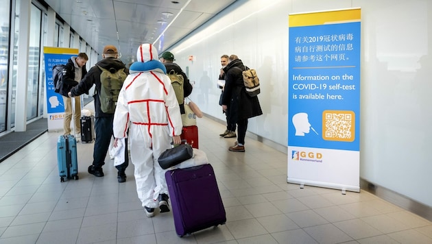 Einreisende aus China - hier am Flughafen von Amsterdam - sollen wieder auf das Coronavirus getestet werden. (Bild: APA/AFP/ANP/Robin van Lonkhuijsen)
