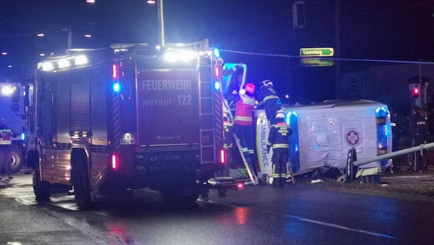 In Wien-Favoriten ist der Rettungswagen bei einem Unfall umgekippt. (Bild: "Krone"-Lesereporter)