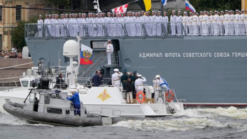 Die russische Fregatte Admiral Gorschkow beim Auslaufen in St. Petersburg im Juli 2022 (Bild: AP)