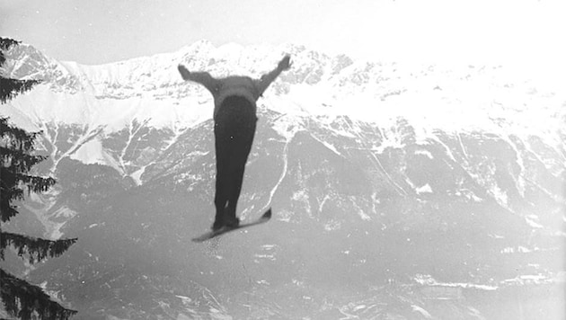 Das Foto zeigt einen Skispringer in den 1920er Jahren mit Wollpullover und Lodenhose. (Bild: ZVG)