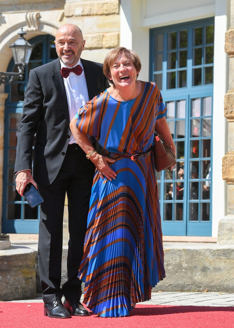 Rosi Mittermaier zusammen mit Christian Neureuther (Bild: APA/AFP/Christof STACHE)