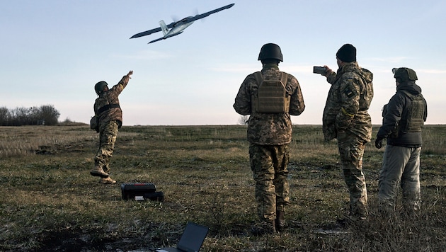 Ukrainische Soldaten mit einer Kampfdrohne in der Nähe von Bachmut (Archivbild) (Bild: AP)