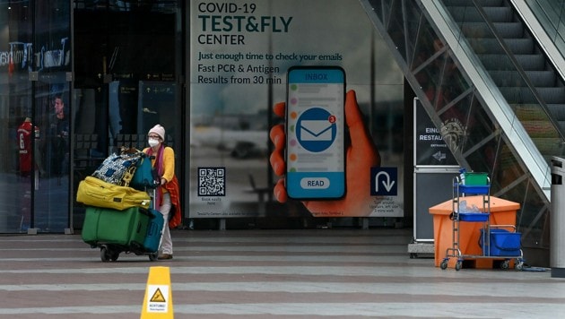 Werbung für eine Corona-Teststation am Münchner Flughafen (Bild: APA/AFP/Christof STACHE)