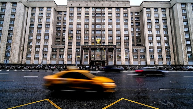 Da die russischen Gerichte als vom Kreml gesteuert gelten, war die Entscheidung erwartet worden. Im Hintergrund: Die Duma in Moskau. (Bild: APA/AFP/Yuri KADOBNOV)