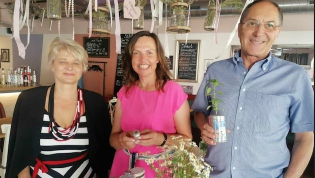 Martina Parker (Mitte) freut sich auf ihre Lesung in der Bauermühle in Mattersburg. Die Autorin verbindet mittlerweile eine Freundschaft mit den Knotzers. (Bild: Zezelitsch)