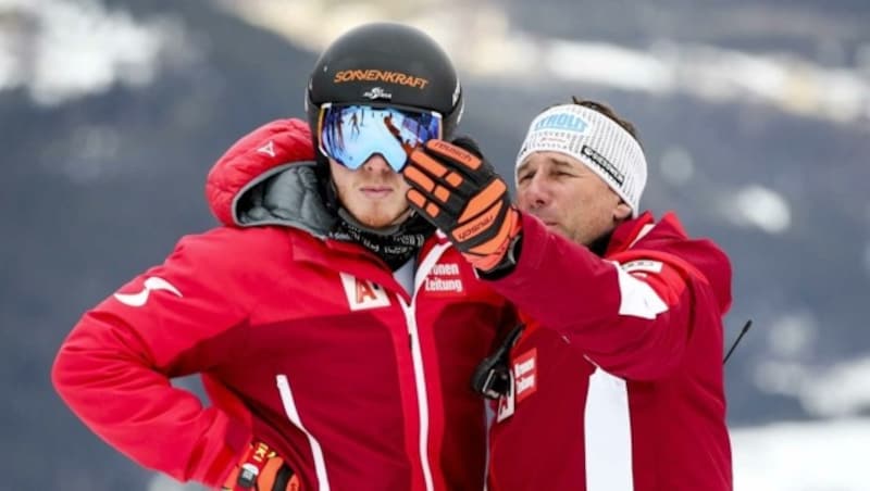 Ski-Youngster Felix Hacker (li.) mit ÖSV-Cheftrainer Marko Pfeifer. (Bild: GEPA pictures/ Patrick Steiner)