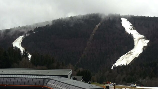 Aufgrund von Schneemangel musste das Skigebiet Hochficht vorübergehend den Betrieb einstellen, die Thermen werden gut besucht. (Bild: zVg)