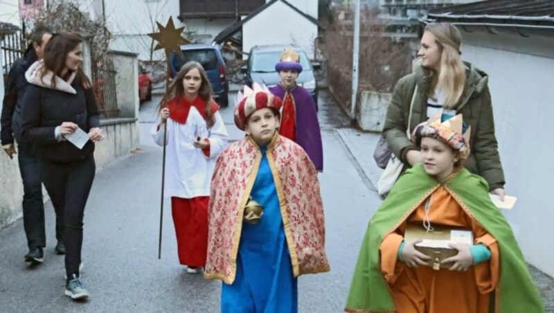 Mit Eltern und Begleitperson machen sich die ukrainischen Kinder Jeva, Jegor, Artem und Kiril (v. li.) auf den Weg. (Bild: Birbaumer Johanna)