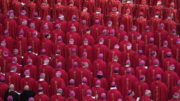 Kardinäle beim Requiem für Papst Benedikt XVI. am 5. Jänner 2023 im Vatikan (Bild: Ben Curtis)