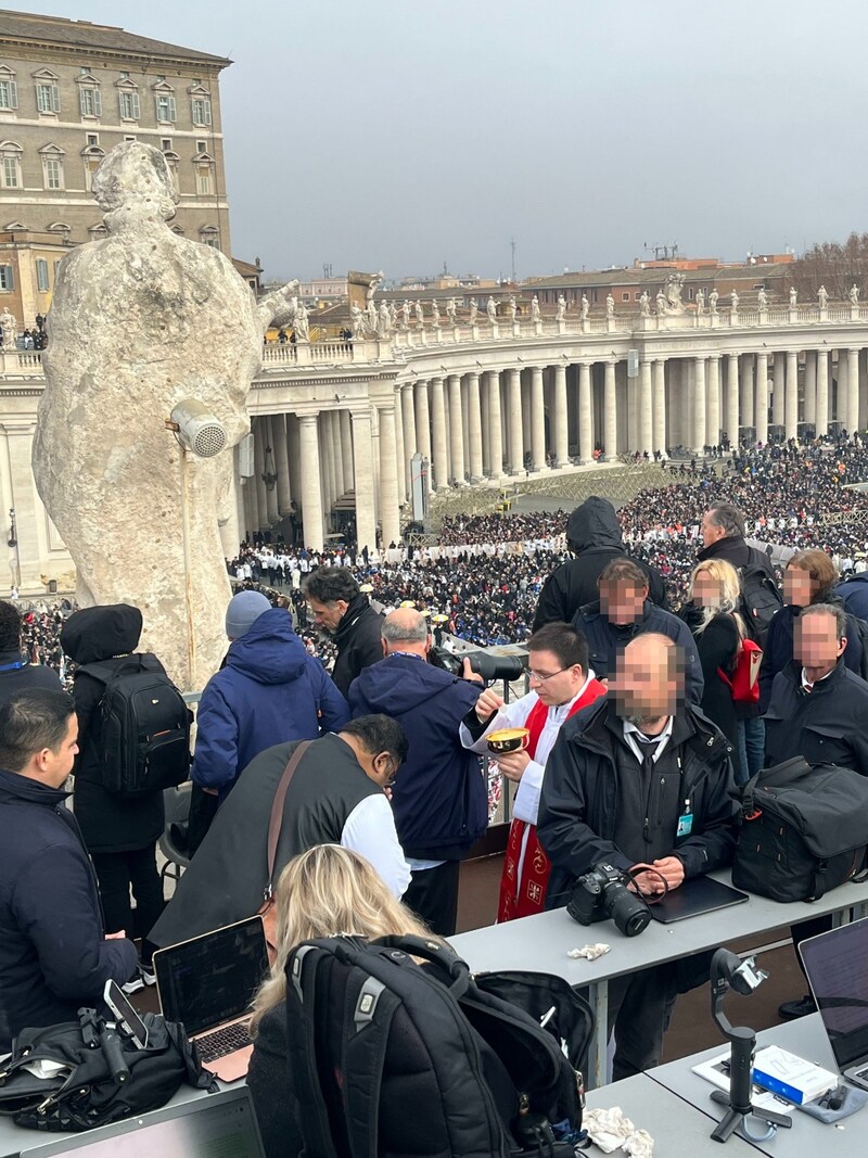 Kommunion im Pressebereich des Begräbnisses von Benedikt XVI. (Bild: Michaeler, Krone KREATIV)