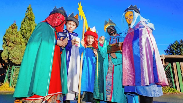 Severin (7), Fabian (9), Adrian (5), Natalie (9) und Hanna (8) sind stimmkräftige Sternsinger aus Leidenschaft (Bild: Sepp Pail)