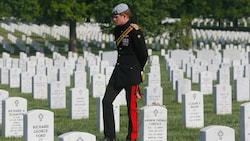 Prinz Harry 2013 auf dem Friedhof in Arlington in den USA, wo Afghanistan-Veteranen begraben sind. (Bild: APA/Getty Images via AFP/GETTY IMAGES/POOL)