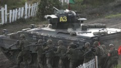 Ein deutscher Marder-Panzer (Bild: Michael Sohn/AP)