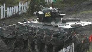 Ein deutscher Marder-Panzer (Bild: Michael Sohn/AP)