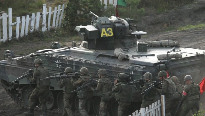 So sieht ein deutscher Marder-Panzer aus, der jetzt an die Ukraine geliefert werden soll. (Bild: Michael Sohn/AP)