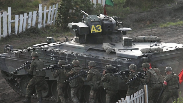 A German Marder tank (Bild: Michael Sohn/AP)