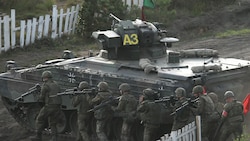 So sieht ein deutscher Marder-Panzer aus, der jetzt an die Ukraine geliefert werden soll. (Bild: Michael Sohn/AP)