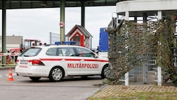 Kräfte der Polizei beim Tatort (Bild: APA/Florian Wieser)