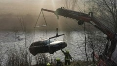 Feuerwehrleute zogen den Wagen aus der Ager. (Bild: FF Schlatt)