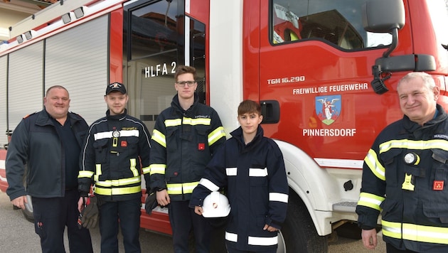 Die Feuerwehr Pinnersdorf ist stolz auf Michael Unterberger. (Bild: Wolfgang Zarl)