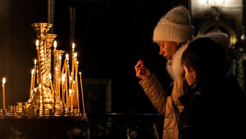 Gläubige beim Weihnachtsgebet in einem Kloster in Kiew (Bild: APA/AFP/Sameer Al-DOUMY)