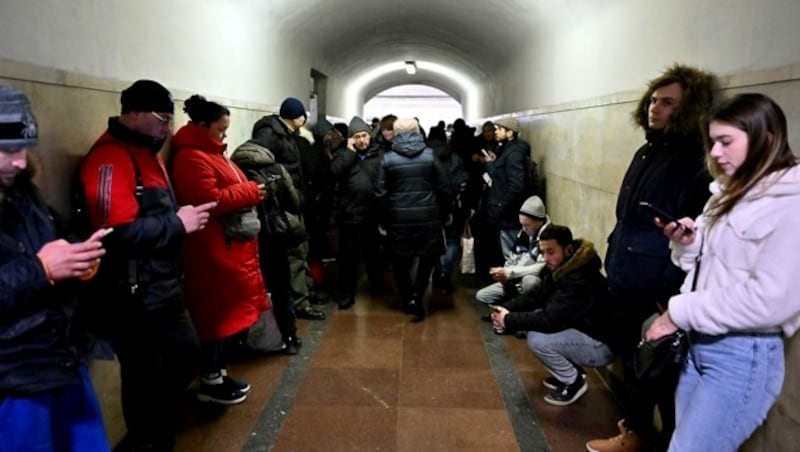 Auch am Heiligen Abend mussten Menschen in Kiew wegen eines Alarms in das U-Bahn-System der Hauptstadt flüchten. (Bild: APA/AFP/Sergei SUPINSKY)