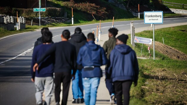 In Frankenburg regt sich Widerstand gegen die Flüchtlinge - meist sind es junge Männer. (Bild: Scharinger Daniel)