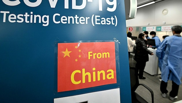 Wer aus der Volksrepublik China nach Österreich einreisen will, muss vorher einen Corona-Test machen. (Bild: APA/AFP/Jung Yeon Je)