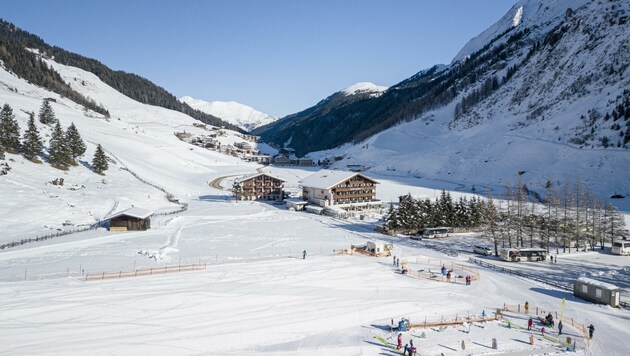 Lässt nicht nur Kinderherzen höher schlagen: Schneegarantie und ein 2000m2 großer Ganzjahresspielplatz sorgen im auf 1500 hm gelegenen Gletscherhotel Hintertuxerhof für Freude. (Bild: Kinder- & Gletscherhotel Hintertuxerhof)