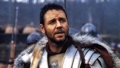 Russell Crowe in seiner legendären Hauptrolle im Film „Gladator“ - gerade wird Teil 2 gedreht. (Bild: Impress / United Archives / picturedesk.com)