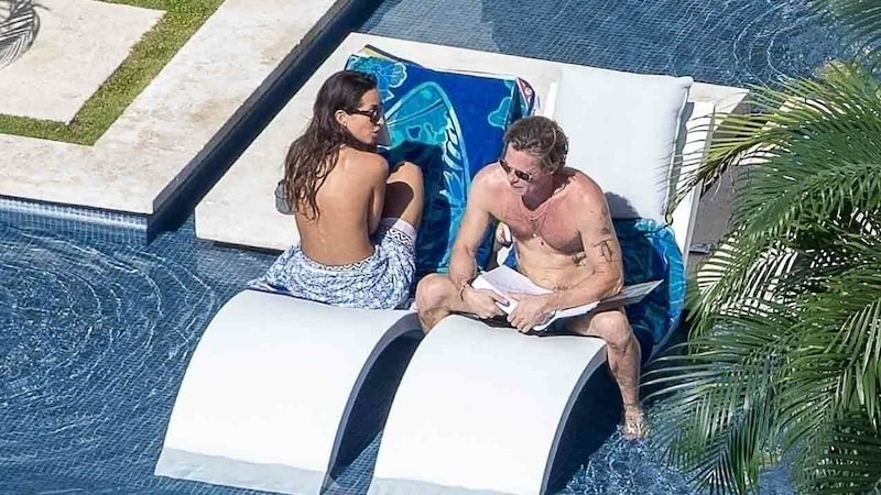 Brad Pitt ve yeni kız arkadaşı Ines De Ramon yeni yılı Cabo'da bir plaj tatilinde karşıladı. (Bild: www.photopress.at)