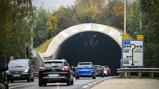 Der Mona-Lisa-Tunnel im Linzer Süden ist schon jetzt ein Nadelöhr für die Autopendler (Bild: Alexander Schwarzl)