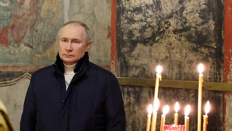 Putin feiert das orthodoxe Weihnachtsfest in einer Kreml-Kathedrale. (Bild: APA/AFP/Sputnik/Mikhail Klimentyev)