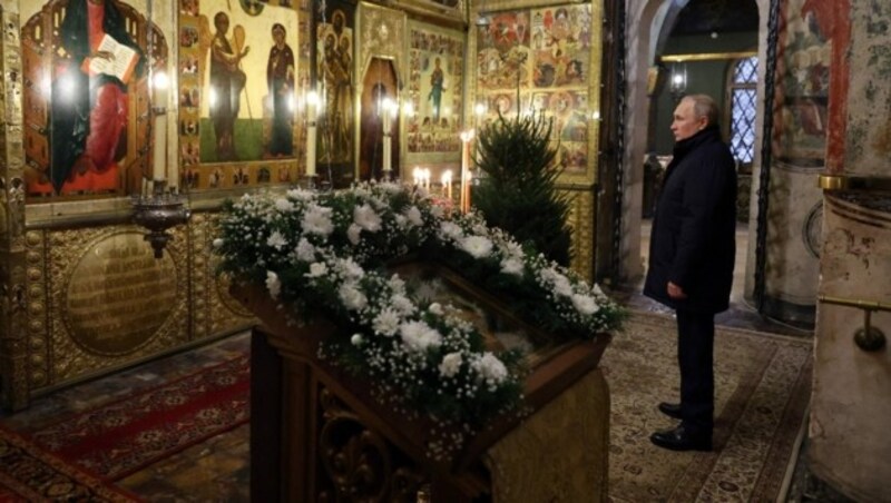 Putin in der Mariä-Verkündigungs-Kathedrale (Bild: APA/AFP/Sputnik/Mikhail Klimentyev)