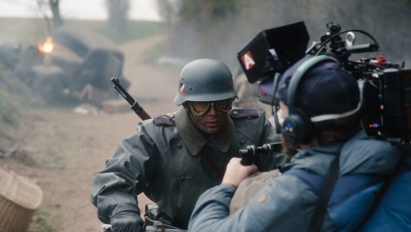 Der Dreh für „Der Fuchs“ war brutal, hautnah, authentisch: Simon Morzé ist als Motorradkurier zu sehen, der einen Fuchswelpen rettet. (Bild: Alamode Film)