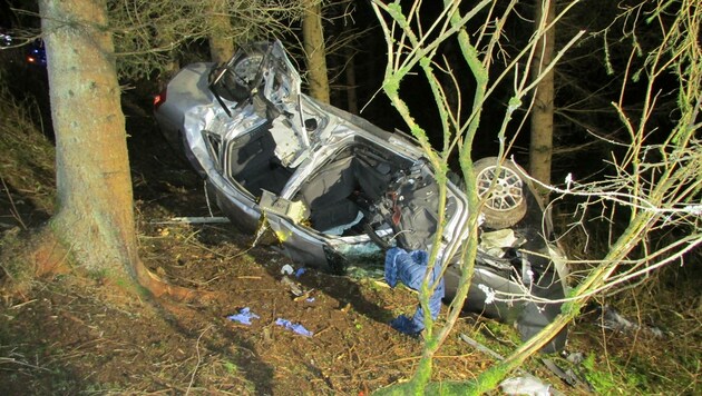 Das Unfallwrack landete nach Überschlag im Wald: Ein 19-jähriger Oberösterreicher verlor dabei sein Leben. (Bild: FF Liebenstein)