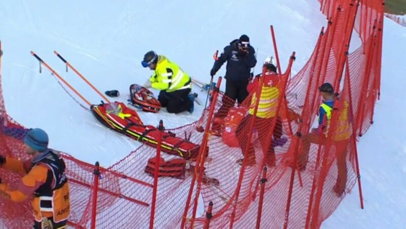 Rettungskräfte versorgen Victor Muffat-Jeandet, der benommen im Schnee sitzt. (Bild: ORF-Screenshot)