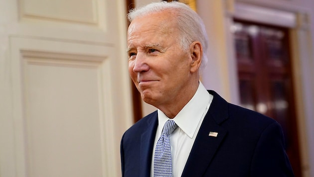 Joe Biden wäre am Ende seiner zweiten Amtszeit 86 Jahre alt. Doch bereits jetzt sorgen sich Beobachter um den Gesundheitszustand des US-Präsidenten. Die Amtsfähigkeit Bidens ist auch Thema der „Spectator“-Titelstory. (Bild: AP)