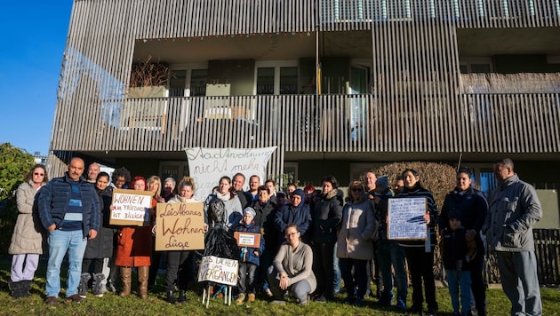 Mieter vom Mitterweg stehen nun gegen die Kostenlawine auf, mit der sie seit Jahren konfrontiert sind. Seit 2000 seien die Mieten um 400% gestiegen, klagen sie. (Bild: zeitungsfoto.at/Liebl Daniel)