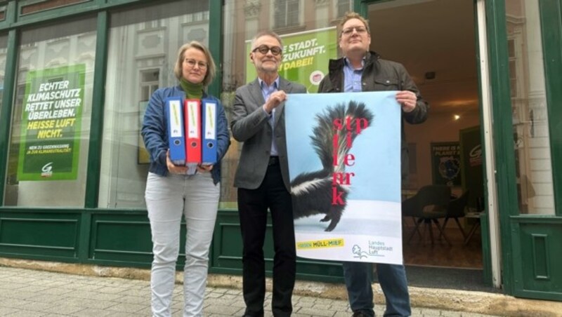 Online-Petition gegen „Müll- Mief“: Jürgen Komma und Wilhelm Maurer (Mitte) mit Christina Engel- Unterberger (links).
 Grüne wie Anrainer fordern künftig Messungen der Müllqualität, Abluft und Abwasser zu veröffentlichen. (Bild: Petra Weichhart)