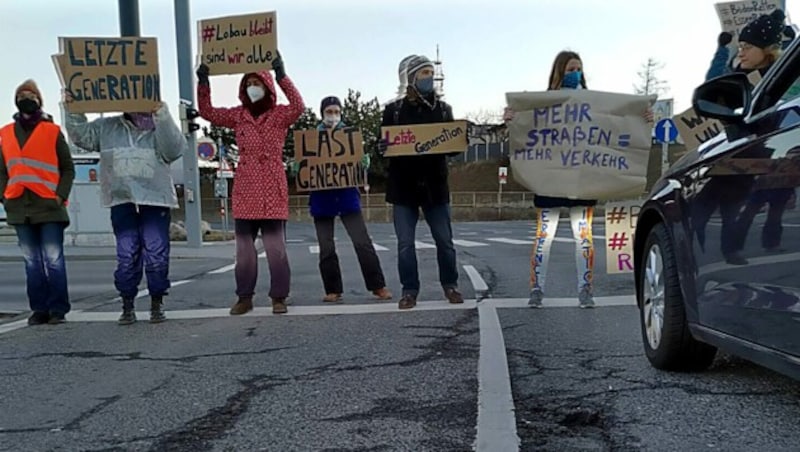 Klimaaktivisten der „Letzten Generation“ bei der Blockade des Verteilerkreis in Wien-Favoriten im Februar 2022 (Bild: APA/LETZTE GENERATION ÖSTERREICH)