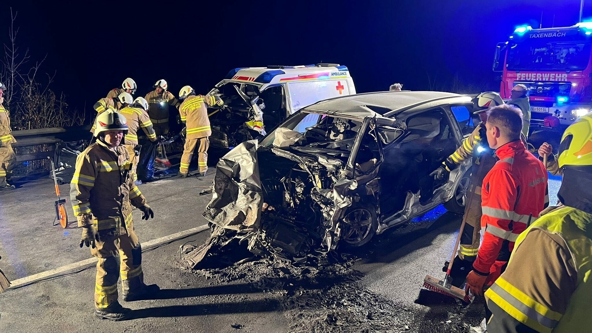 Großeinsatz Im Pinzgau - Zwei Todesopfer Nach Unfall Mit Rettungsauto ...