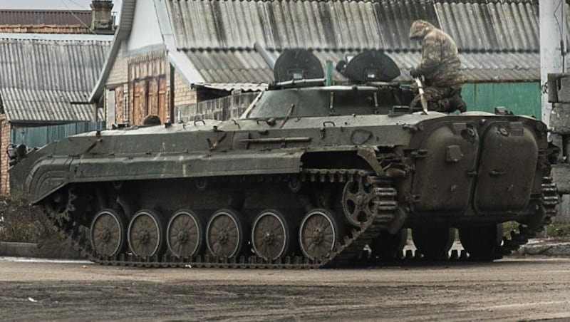 Ein ukrainischer Schützenpanzer in Bachmut (Bild: APA/AFP/Sameer Al-DOUMY)