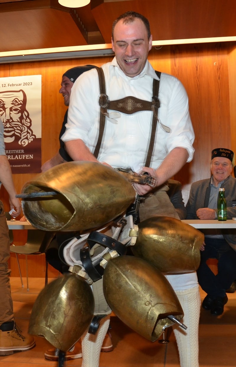 Konnte sein Glück gar nicht fassen: Dominik Melmer hat die erste Schelle gezogen. (Bild: DAUM Hubert)